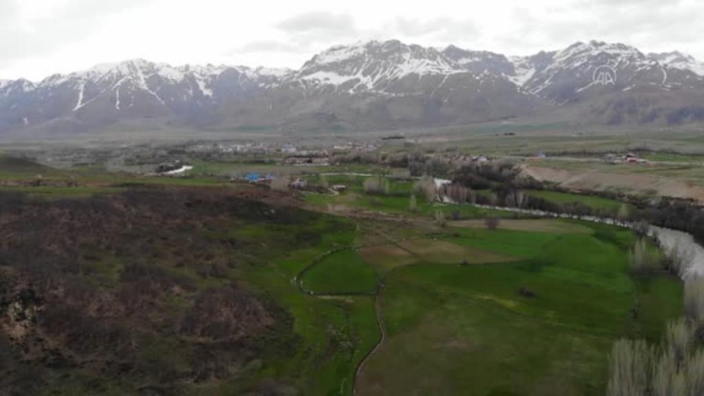 (DRONE) Ovacık dağlarında kış, ovalarında bahar güzelliği yaşanıyor