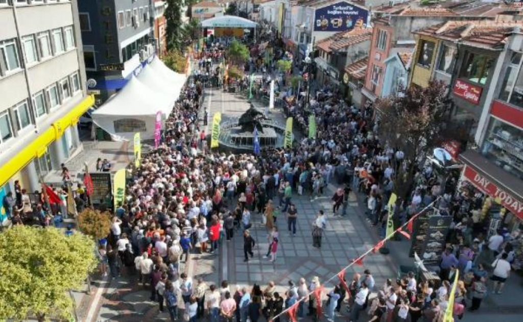 Edirne’de 1.5 ton bedava ciğer dağıtıldı, vatandaş birbiriyle yarıştı