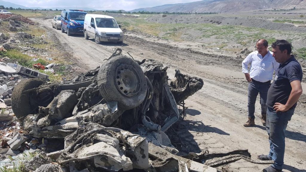 Erzincan’da selin 3 kilometre sürüklediği kamyonet hurdaya döndü