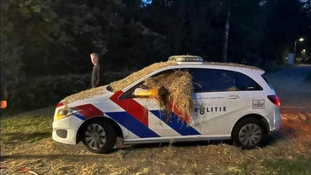 Hollanda’da çiftçiler bakanın evinin önüne hayvan gübresi döktü