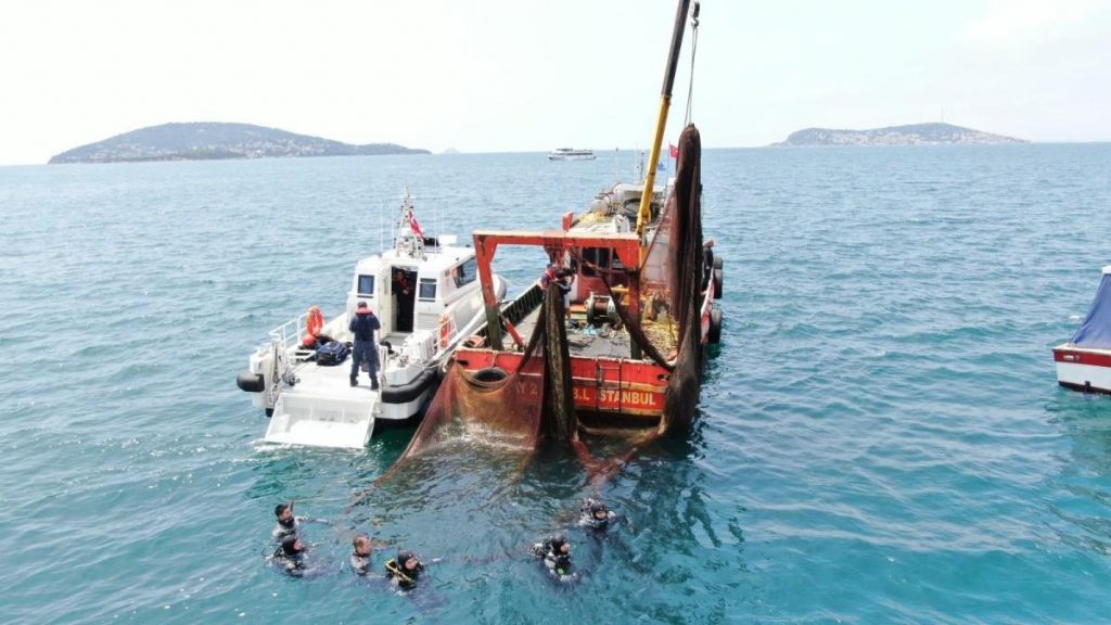 Marmara Denizi’nde 5 bin metrekare boyutunda dev hayalet ağı çıkarıldı