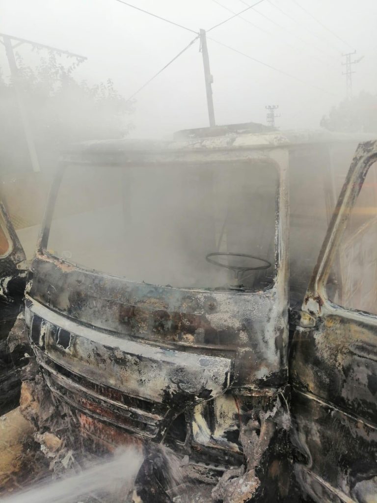 Mersin’de tarım işçilerini taşıyan servis minibüsü yandı