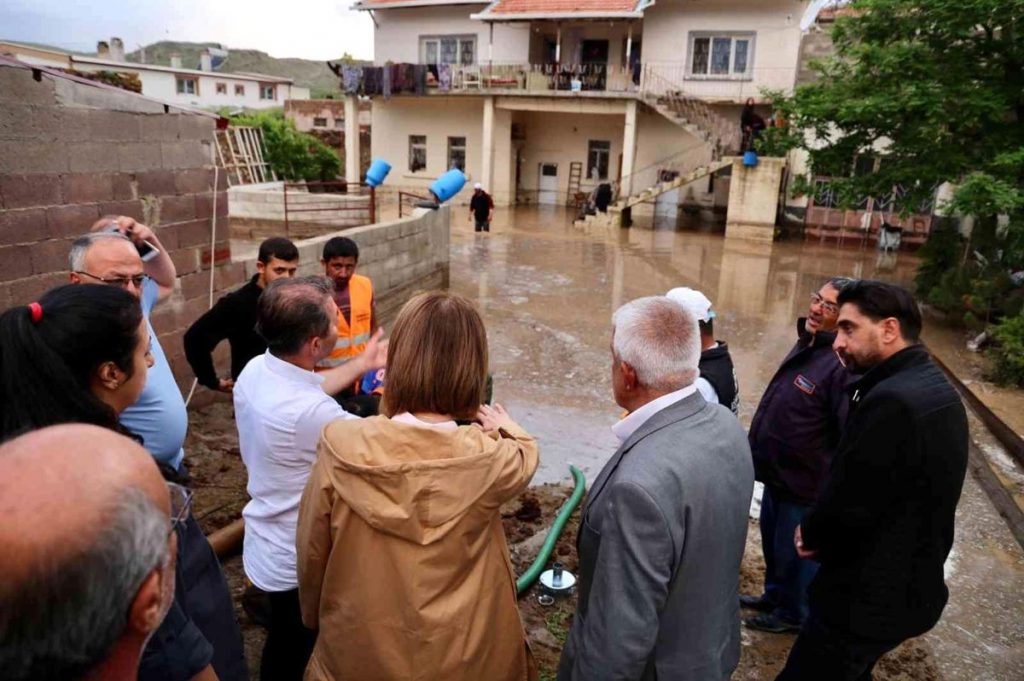 Nevşehir’de şiddetli yağış, ev ve iş yerleri sular altında kaldı