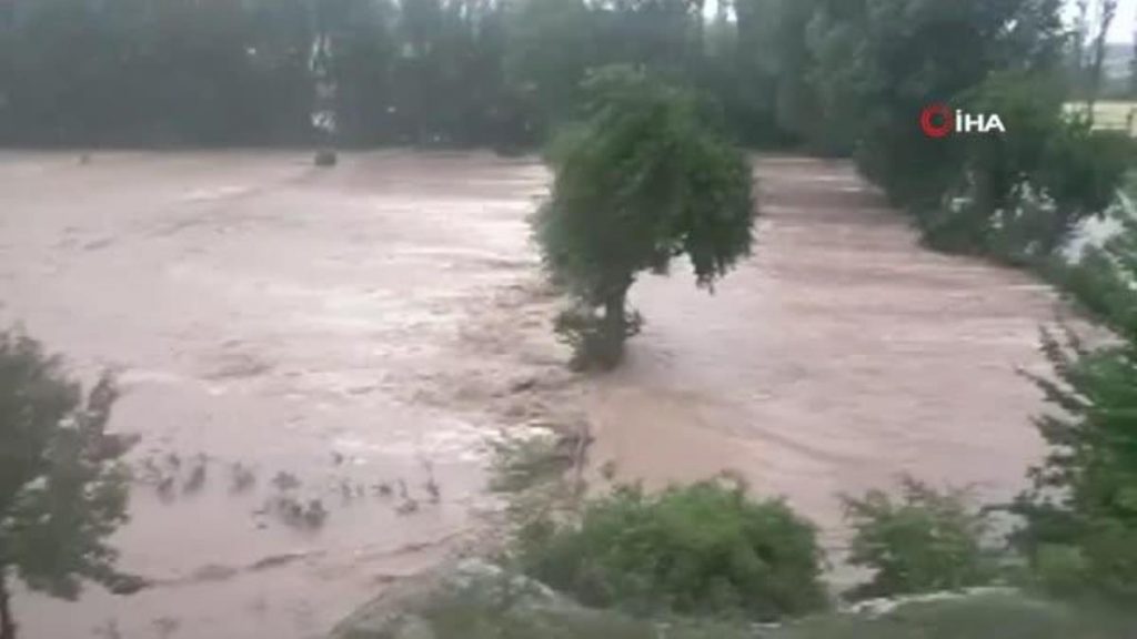 Son dakika haberleri | Sağanak yağış köyde sele neden oldu: Yollar çöktü, tarım arazileri sular altında kaldı