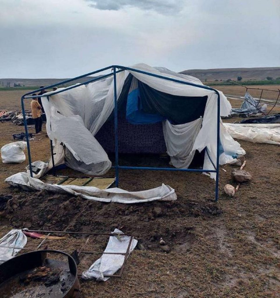 Eskişehir haberleri… Eskişehir’de kuvvetli rüzgarda çadırlar yıkıldı, ağaçlar devrildi