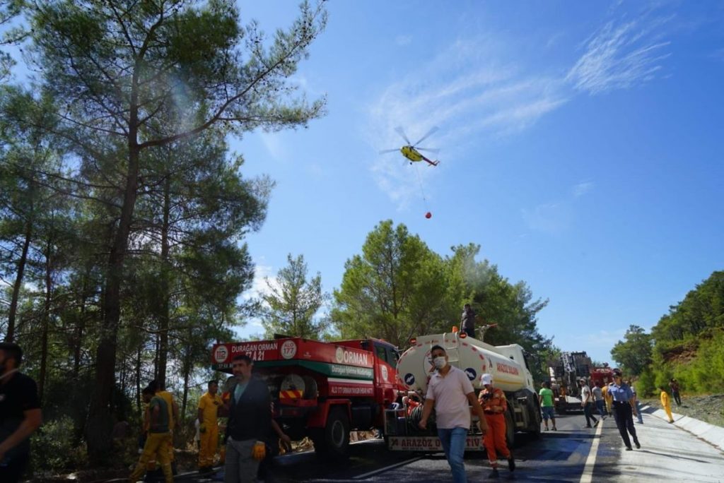 Son dakika haber… Marmaris’teki orman yangınına 14 uçak ve 35 helikopter ile havadan müdahale ediliyor
