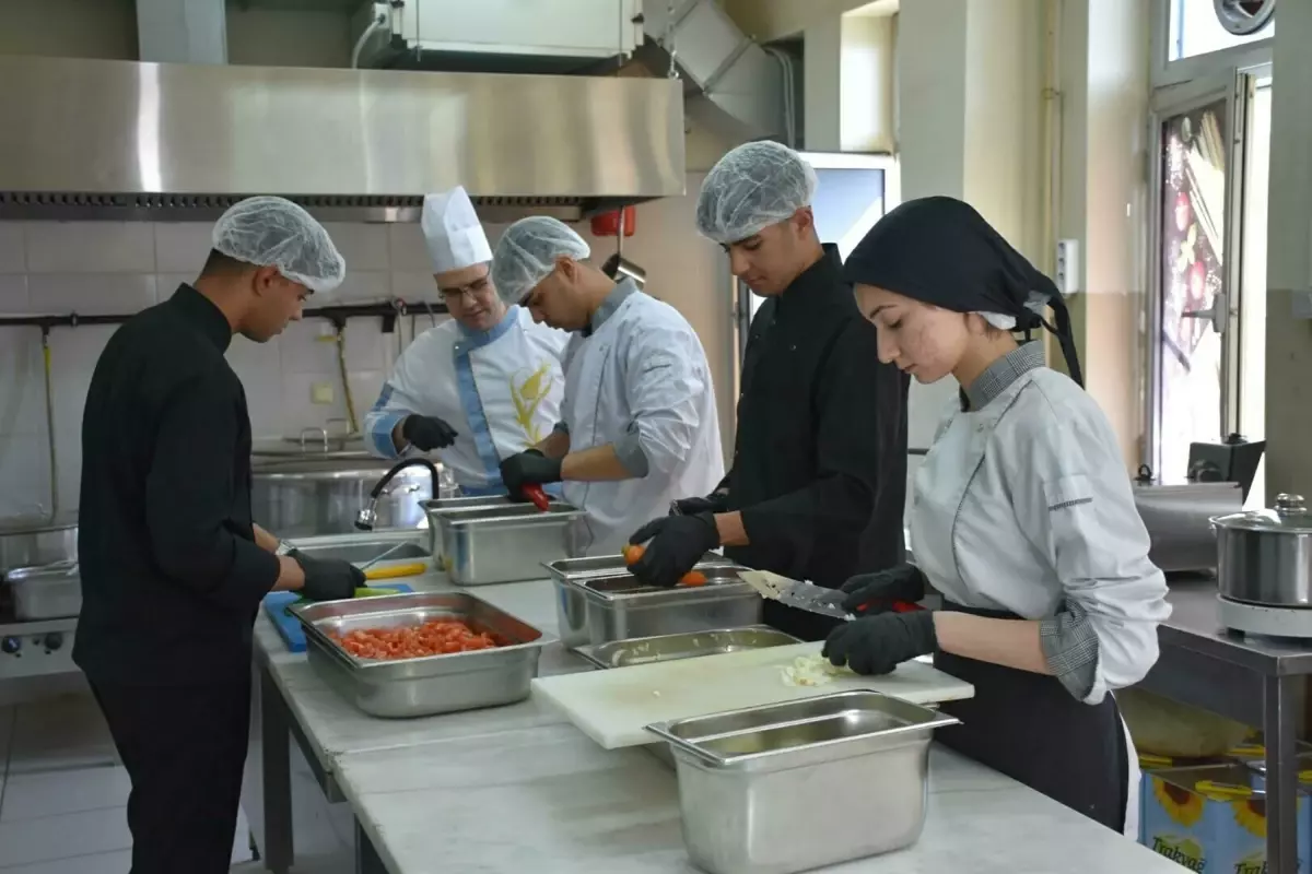 Okulun kazanı iftarda tarım işçileri için kaynadı