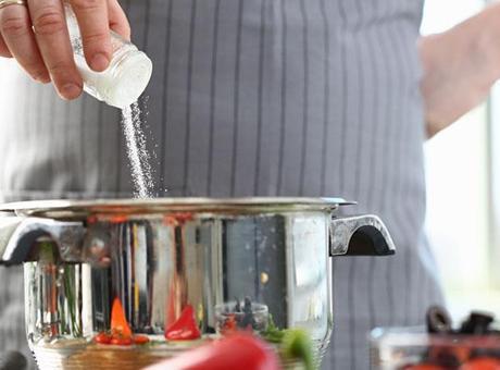 Her gün tüketiyoruz ama riskini bilmiyoruz! Mideyi sessiz sessiz yıpratıyor